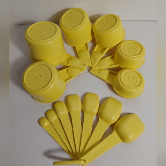 Yellow Tupperware Measuring Cups and Spoons Set - Picture 2 of 3
